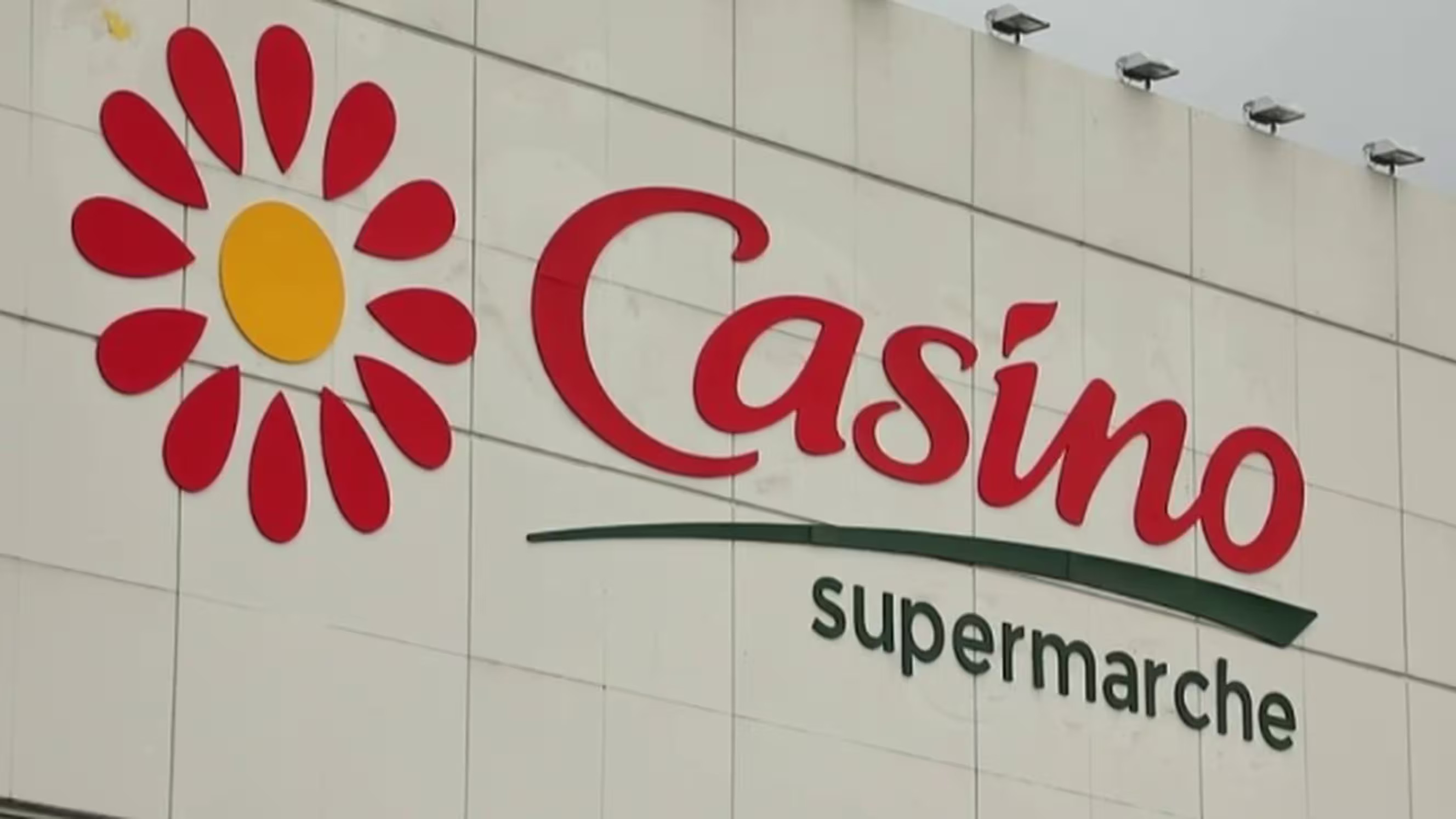 la direction du groupe de distribution Casino a annoncé aux syndicats la suppression de plus de 3 000 postes